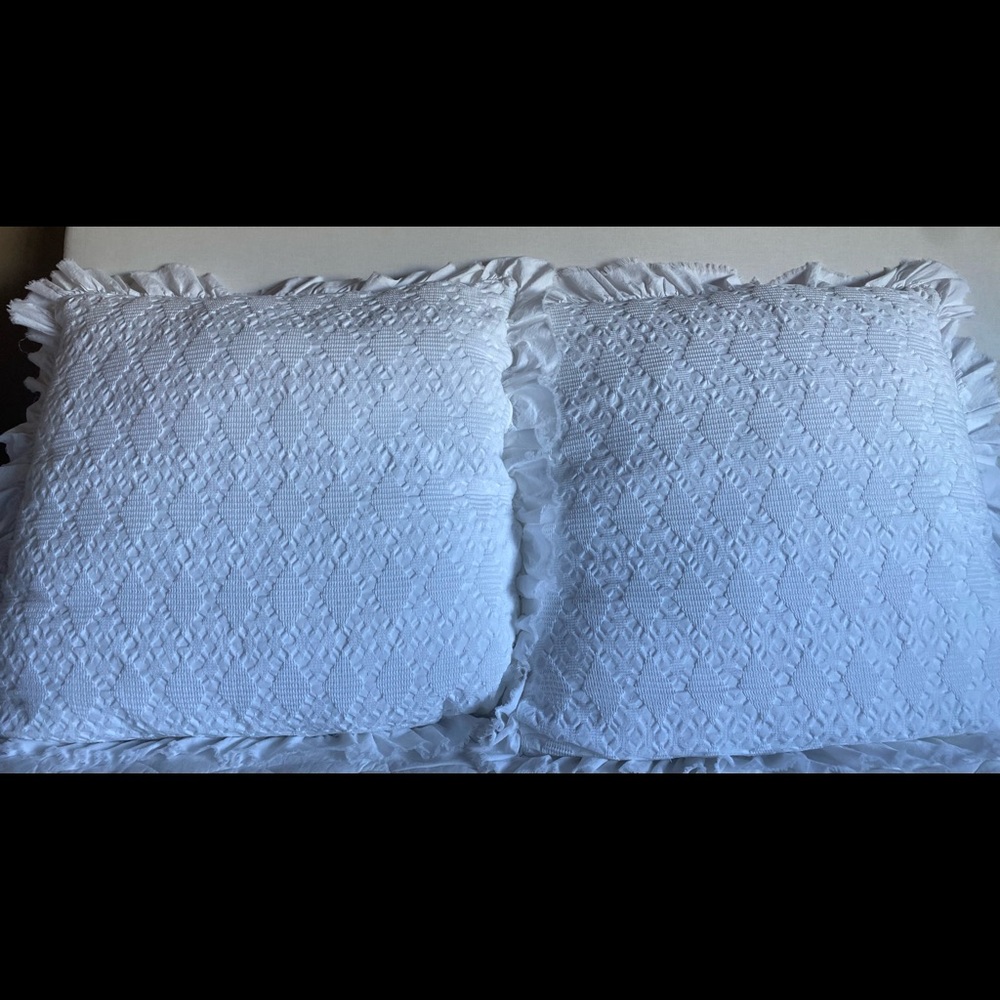 2 PiuBelle Whitle pillow shams 24x24